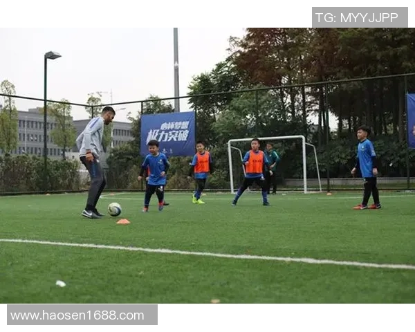 假扮足球明星挑战自我体验赛揭开球场背后的真实与梦想